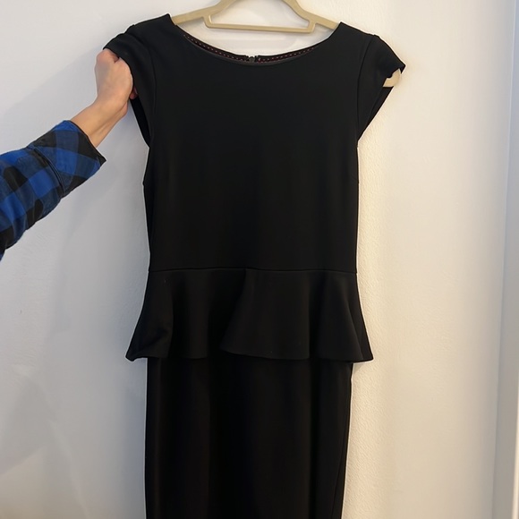Alice + Olivia size 10 black peplum dress stretch fabric cap sleeve - Picture 2 of 7